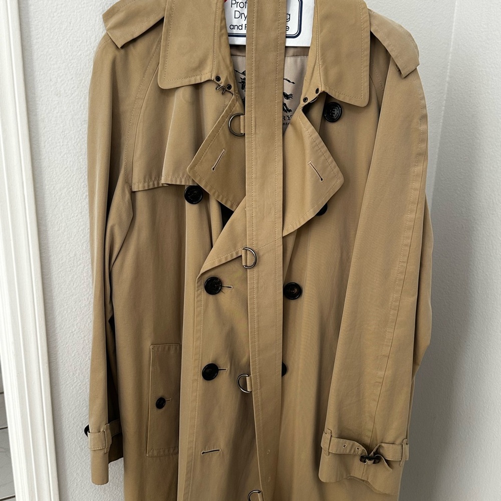 Men’s Burberry trench with removable insert. Size 54R. Good condition